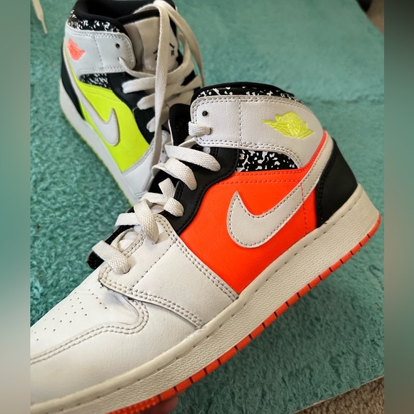 Jordan 1 Mids Composition Notebook Size 6.5Y - Picture 2 of 5